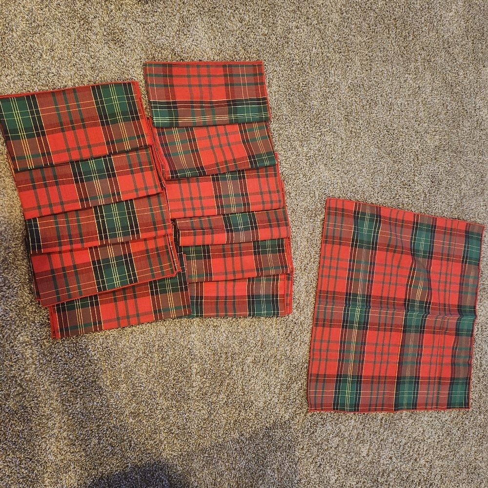 Set of 12 Christmas napkins.